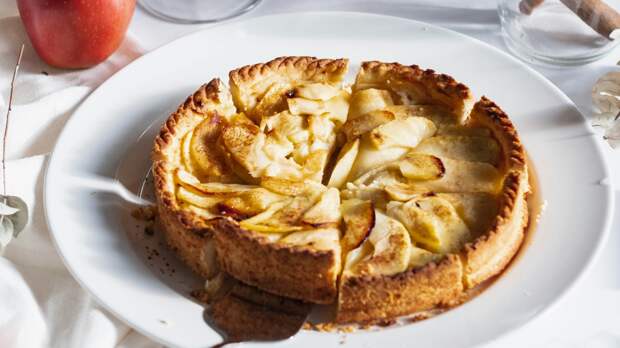 Нужно ли чистить яблоки? Рецепт «бабушкиной шарлотки» и секреты ее приготовления