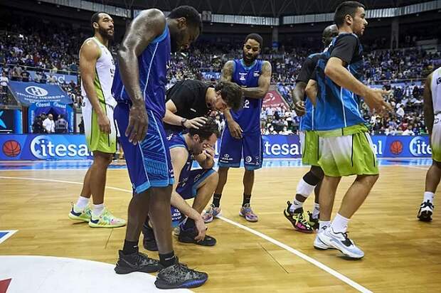 Баскетболистам испанского клуба пришлось встать на колени после поражения