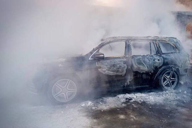 Mash: пепел из камина уничтожил рабочий Mercedes замдиректора омской компании