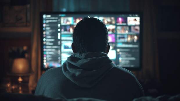 Учитель притворялся подростком и заставлял школьниц присылать интимные фото