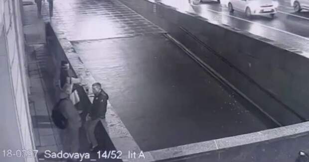 Мужчину столкнули с парапета в подземный переход в Санкт-Петербурге