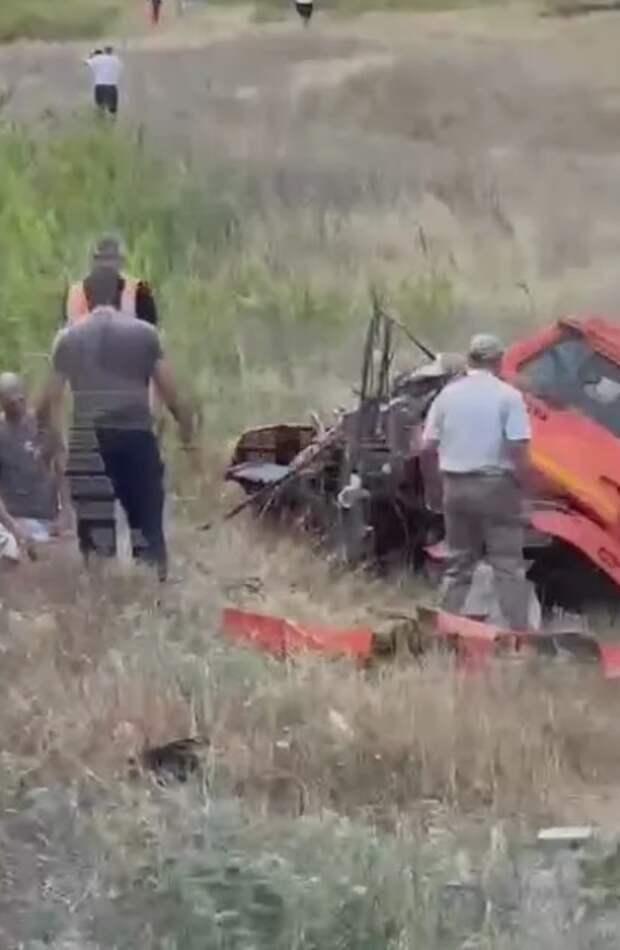 Очередная авария с поездом произошла сегодня в Волгоградской области. Пассажирский поезд, который следовал из Казани в Адлер, столкнулся с грузовиком.-3