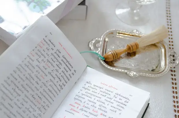 Архипастырь освятил обновлённую старинную плащаницу в монастыре.