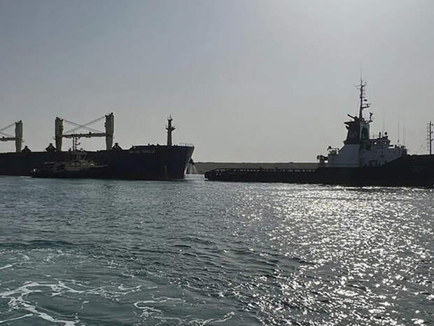 В Суэцком канале столкнулись танкеры с нефтью и газом (ФОТО)