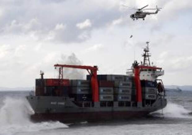 В Приморье контейнеровоз сел на мель