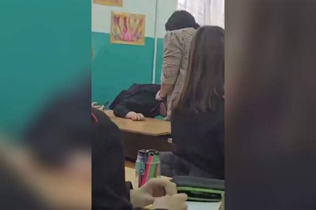 В Туапсе учительница стащила из-за парты школьника и пнула его ногой