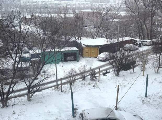 Отмена рейса, закрытие проезда на Шефнера: к чему привел снегопад во Владивостоке