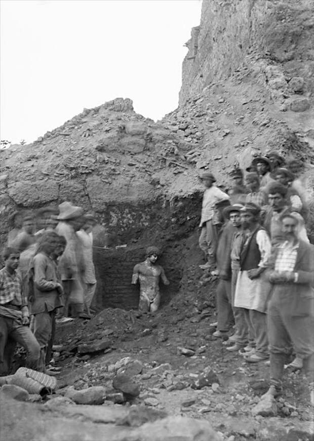 discovery-of-antinous.jpg