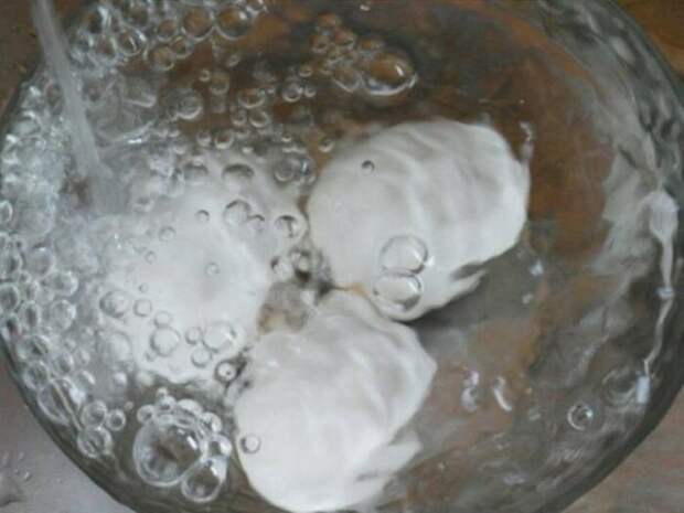 Готовые яйца заливаются холодной водой / Фото: mirtesen.ru