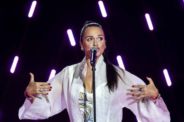 Певица Слава оскандалилась на концерте в Смоленске