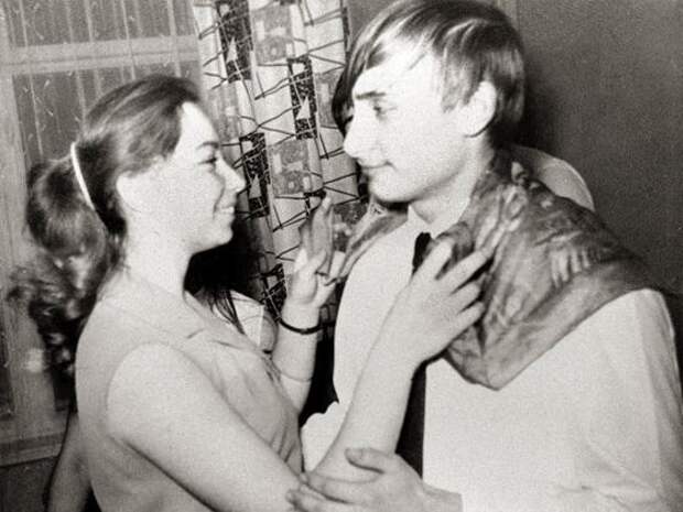 2. Путин танцует со своей одноклассницей Леной на вечеринке. Ленинград, 1970 год