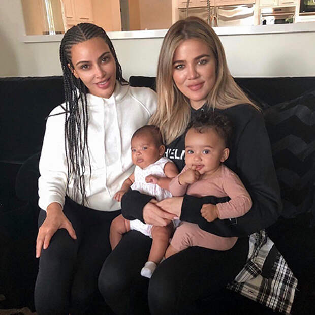 Ким и Хлое Кардашьян с дочерьми 