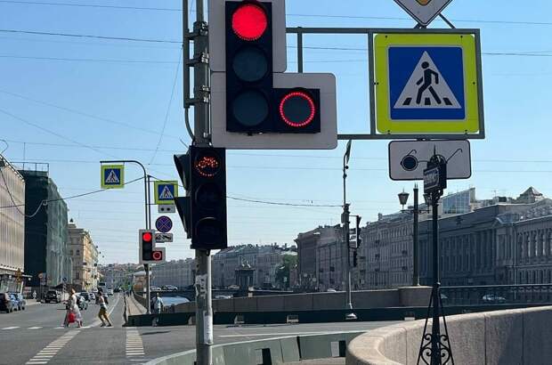 Еще два светофора для самокатчиков установят за лето в Петербурге