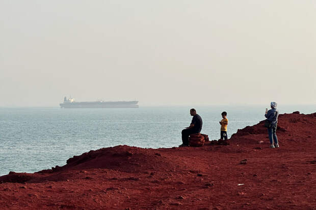 Иран обязал проходящие через Ормуз суда следовать двумя альтернативными путями