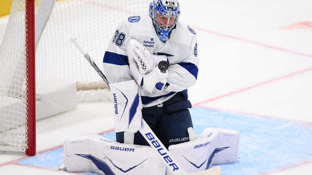 Вратарь "Тампы" Василевский подрался с голкипером "Бостона" в матче НХЛ