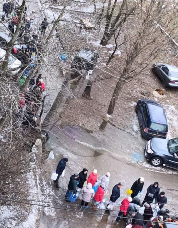 Очередь за водой на Гвардейке по ул. Чубаря сегодня