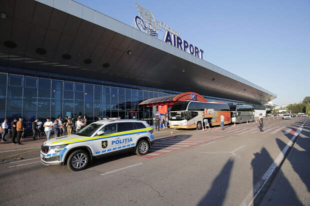 Беляков: аэропорт Кишинева превратили в "дуршлаг", где издеваются над людьми