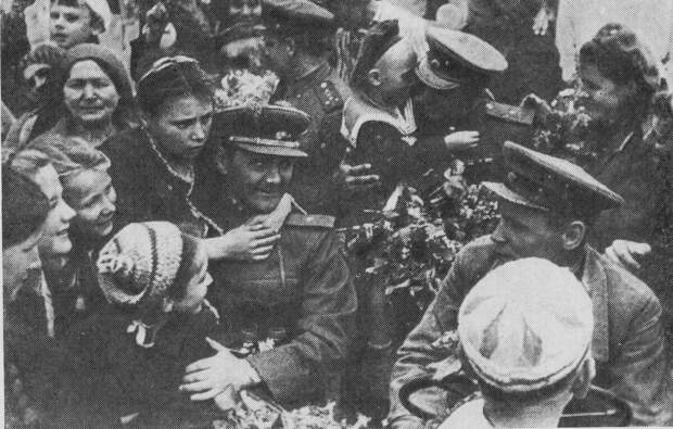 В центре фотографии —  генерал-майор Серафим Евгеньевич Рождественский, на втором плане, правее —  генерал-майор Валериан Сергеевич Дзабахидзе.Севастополь, май 1944 г.