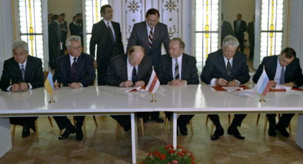 Леонид Кравчук, Станислав Шушкевич и Борис Ельцин после церемонии подписания соглашения о создании СНГ, 8 декабря 1991 года