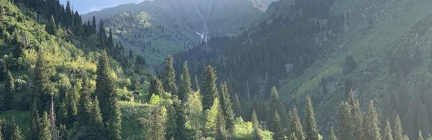 Парня и девушку спасли в горах Алматы