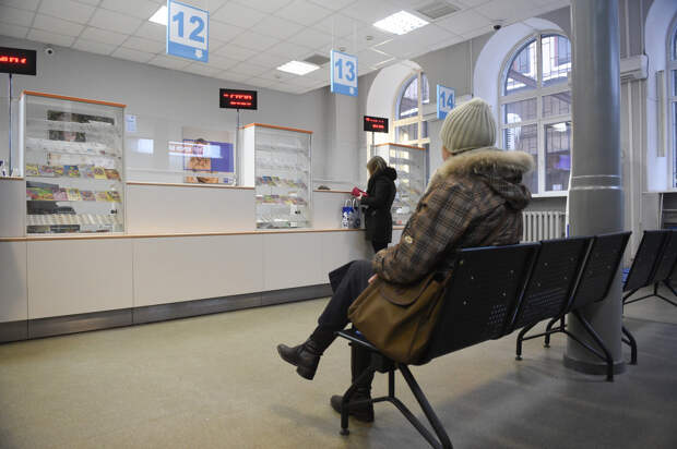 В Екатеринбурге буйная дама заперла людей в отделении почты