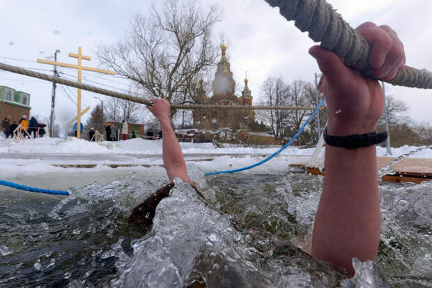 Врач назвал купание в прорубе игрой в русскую рулетку