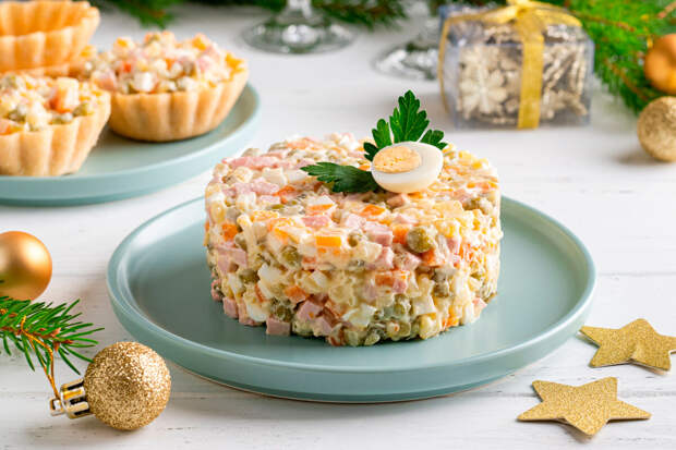 Шеф-повар Мещеряков предложил рецепт оливье с крабами