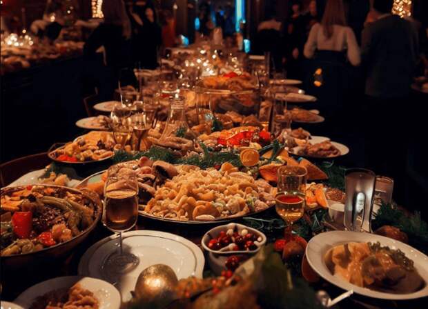 Нейросети игнорируют законы физики и геометрию. Это фото праздничного стола также не обошлось без огрехов ИИ. Нейросети игнорируют законы физики и геометрию. Это фото праздничного стола также не обошлось без огрехов ИИ. Фото.