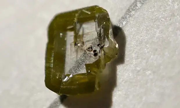 Внутри алмаза нашли кристалл породы из центра Земли