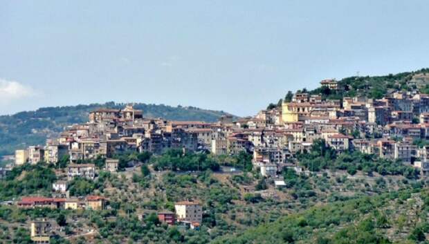 Итальянский городок Маэнца расположен на живописных холмах. | Фото: comunedimaenza.it.