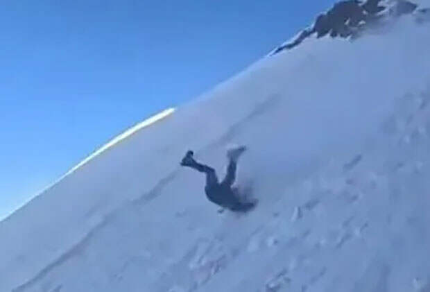 Альпинист поскользнулся, полетел кубарем вниз по горе и попал на видео
