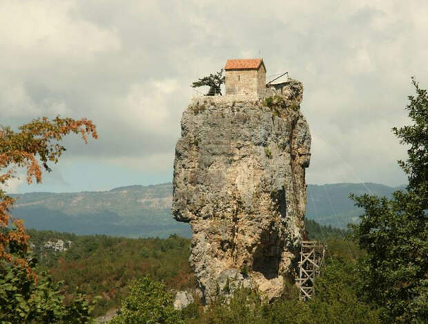 Монолит у реки Катскхура.