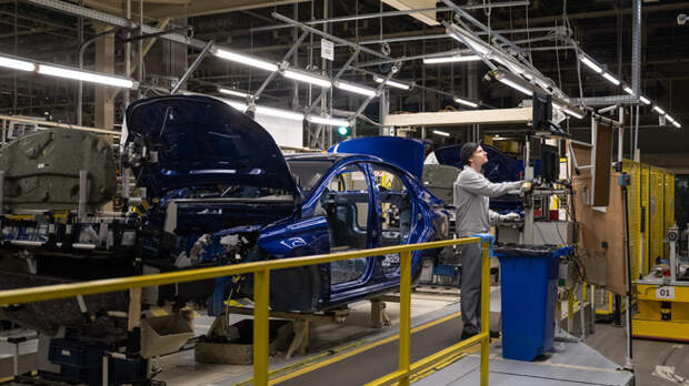 Итоги 2025 года для авторынка подвели в Минпромторге: продажи рухнули, но доля отечественных авто выросла