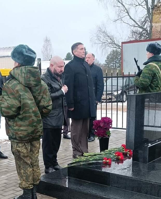 В Андреапольском округе депутаты Заксобрания Тверской области поклонились павшим в годы войны