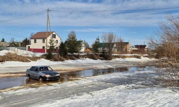 В Архангельске на реке застрял автомобиль