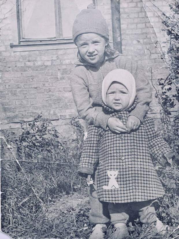 1967 г. Сёстры - Тома и Галина.jpg 1967 г. Сёстры - Тома и Галина.jpg