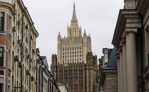 На фото: вид на здание МИД РФ.