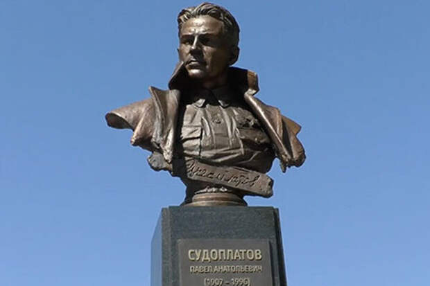Памятник Судоплатову в Мелитополе. Фото в свободном доступе.
