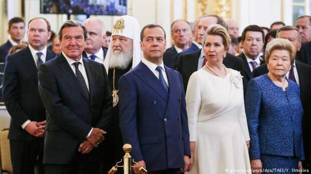 Герхард Шрёдер был в первом ряду приглашенных на инаугурацию Путина Герхард Шрёдер - в первом ряду приглашенных на инаугурацию Путина