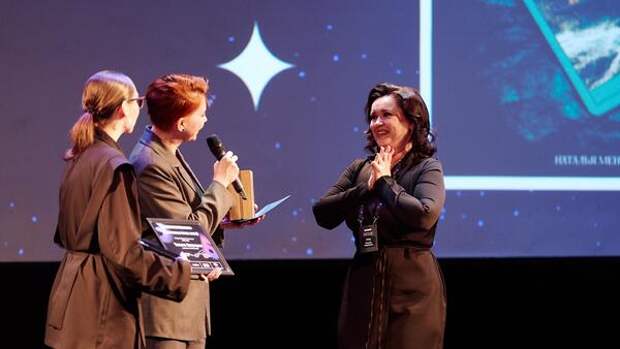 Любовный роман, открытки и чужие судьбы: Алиса Лунина выиграла «Электронную букву» с книгой «Открытки счастья»