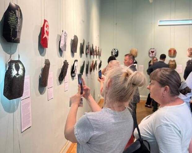 В Краснодаре открылась уникальная выставка картин, выполненных на стальных пластинах бронежилетов