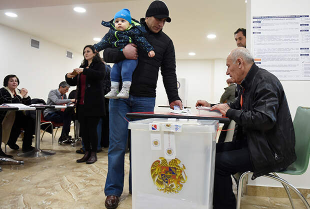 На избирательном участке во время парламентских выборов в Армении