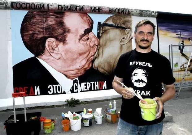 Скончался автор граффити «Братский поцелуй» Дмитрий Врубель