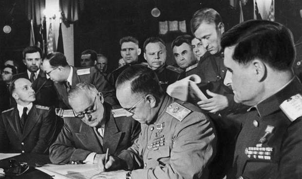 А.Я. Вышинский (в центре) на церемонии принятия Г.К. Жуковым акта о капитуляции Германии