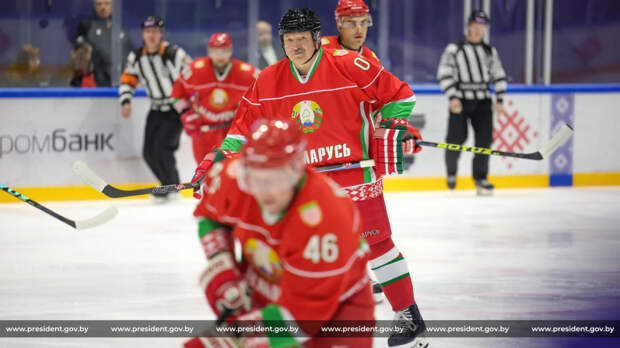 Лукашенко о падении во время хоккея: «бей своих, чтобы чужие боялись. Всё в порядке»