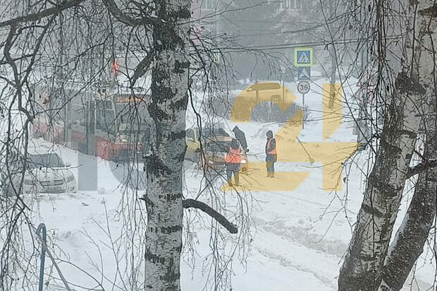 В Туле встали трамваи из-за застрявшей на путях машины такси