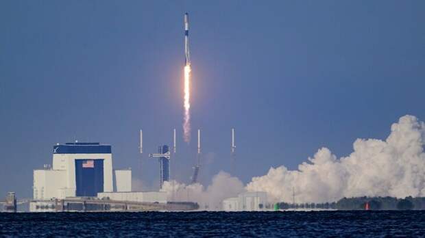 SpaceX может совершить беспилотную посадку на Луну в 2027 году — СМИ