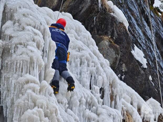 Спасатели МЧС России улучшили знания об особенностях гор Домбая