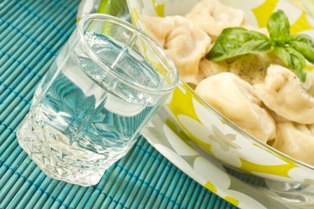 Голодный россиянин с гранатой пошел за пельменями и водкой и попал в суд