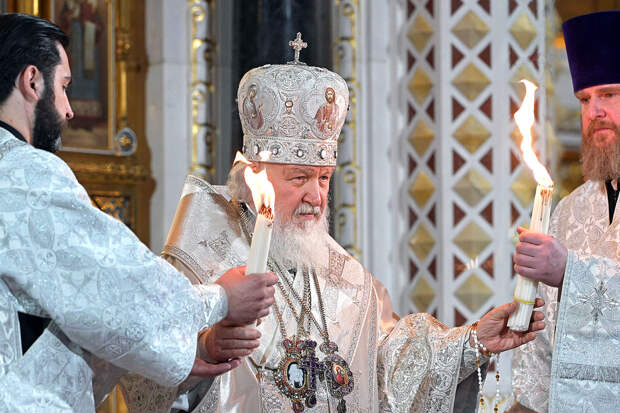 Патриарх Кирилл освятил куличи и крашеные яйца у храма Христа Спасителя